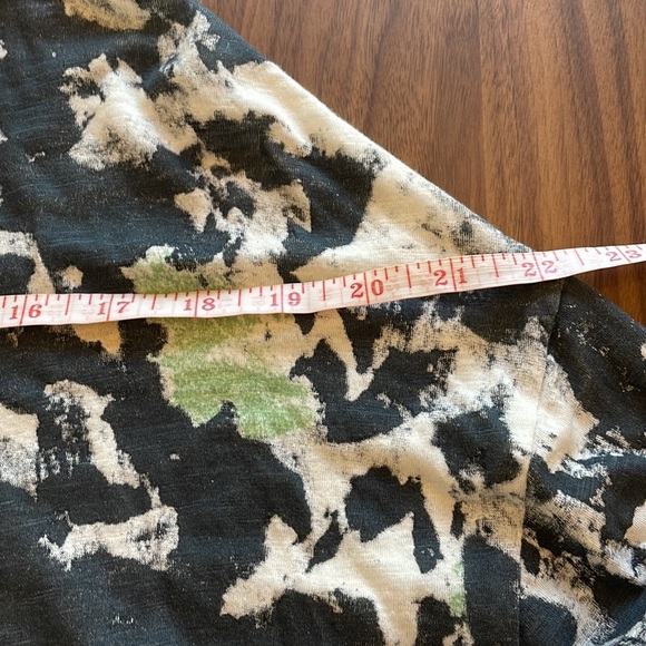 ANTHROPOLOGIE AKEMI + KIN long sleeved asymmetrical T-shirt with flared sleeves. - Picture 10 of 16